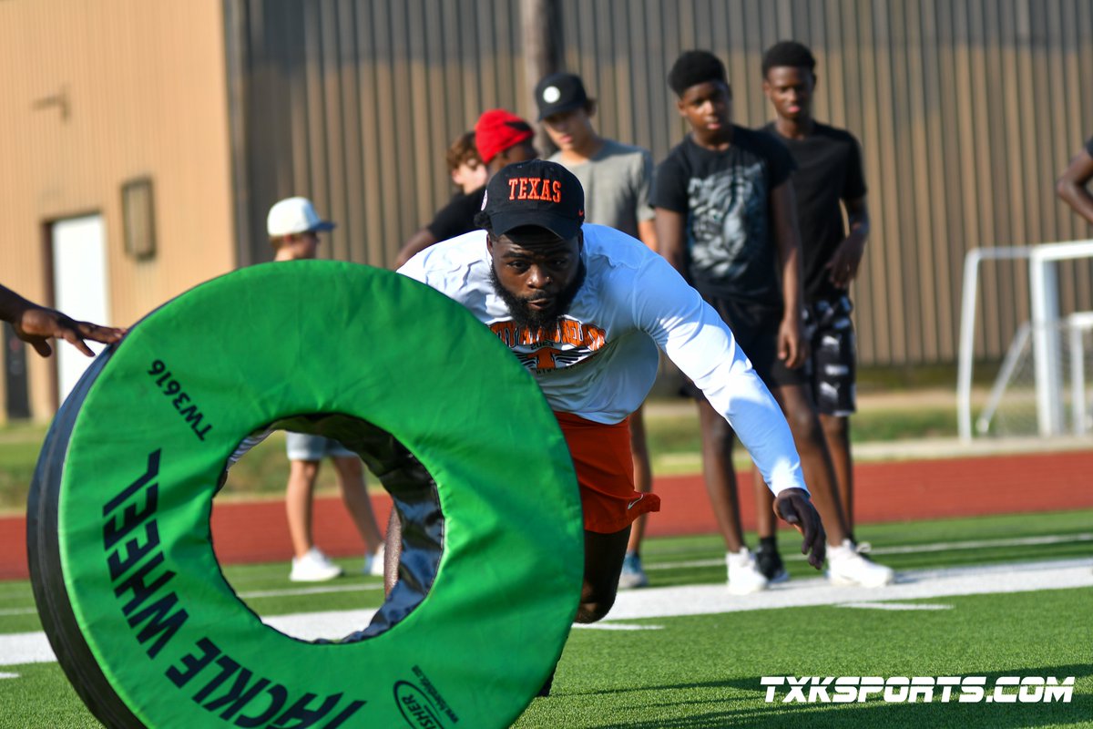 txkSports's tweet photo. Sometimes the coach just has to show them how it's done! @THighFootball @high_texas #CoachRose! https://t.co/svihd4tnav