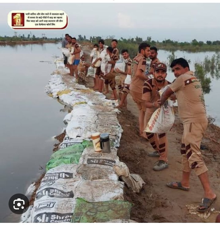 Reena25430262's tweet photo. बाढ़ जैसी प्राकृतिक आपदा है जो पंजाब व हरियाणा जैसे राज्यों में देखी जा रही है डेरा सच्चा सौदा के greens welfares force wings के स्वयंसेवक saint MSG की पावन प्रेरणा से प्रेरित होकर उनको बाढ़ से बचाकर  उनके भोजन पानी की व्यवस्था भी कर रहे हैं 
#Afआफत_मे_राहत https://t.co/DxoyeZrHi0