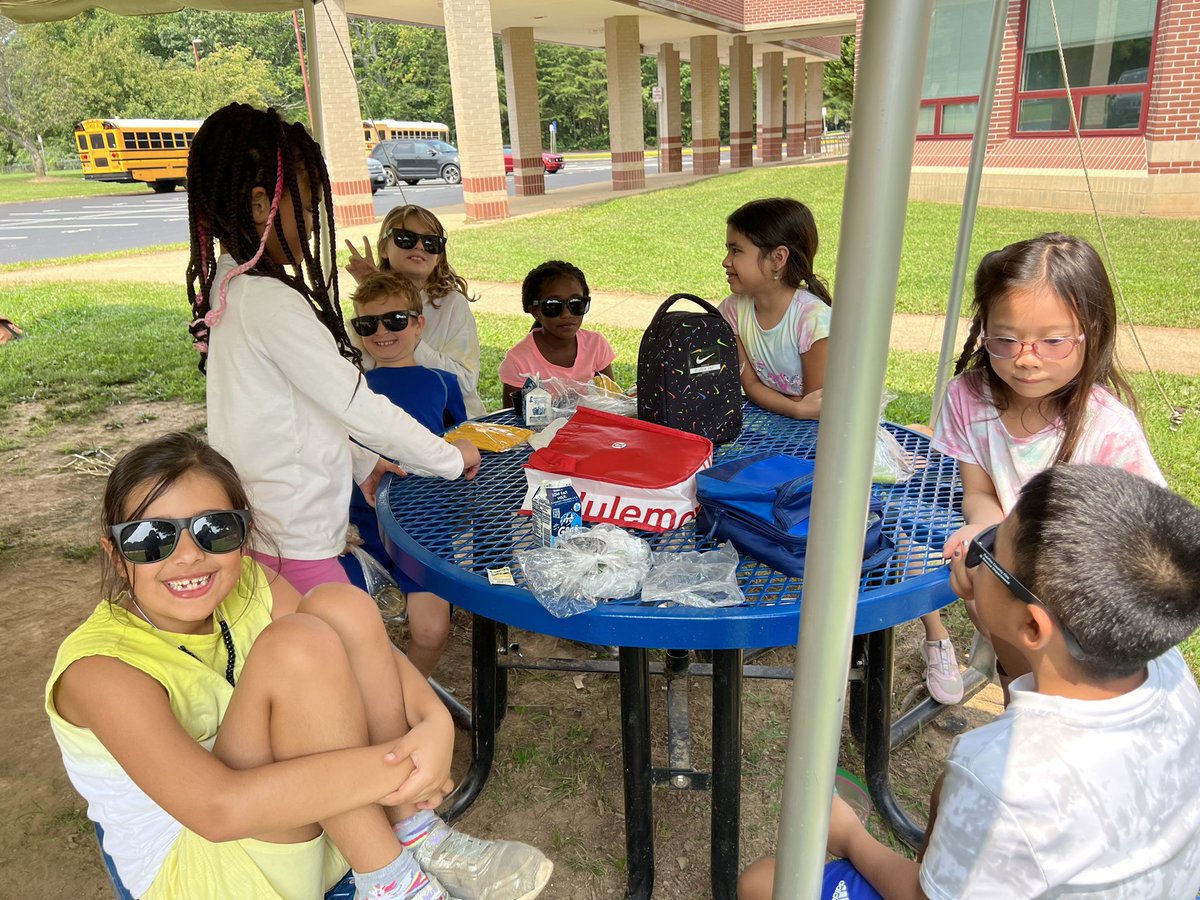 AldrinEagles's tweet image. Aldrin SACC students enjoyed eating lunch outside today. What a beautiful day! 😎☀️#OneAldrin #FunSummer @aldrineaglespta @PrincipalWolfe @fcpsnews