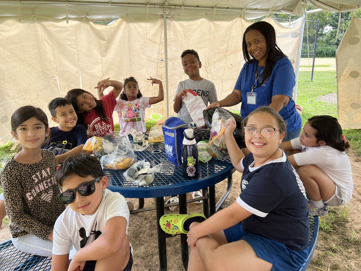 AldrinEagles's tweet image. Aldrin SACC students enjoyed eating lunch outside today. What a beautiful day! 😎☀️#OneAldrin #FunSummer @aldrineaglespta @PrincipalWolfe @fcpsnews