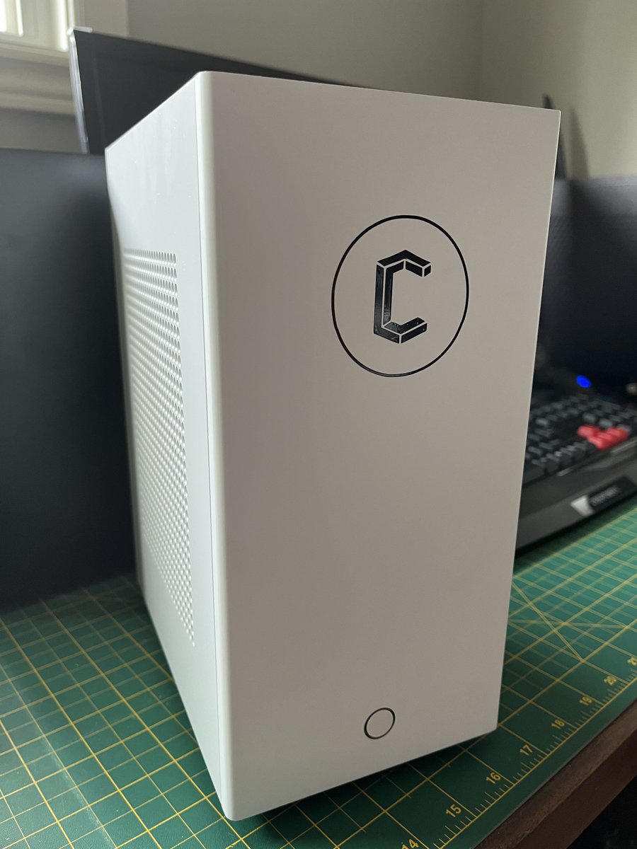 This is a thread 🧵

Great News! A novel #Conceal #Labs Project, the much anticipated $CCX-Box, is now complete.

The final product is as shown below, a sleek #minimalist appearance, small footprint, multi-function desktop PC that is prepackaged with Everything Conceal . . .👇