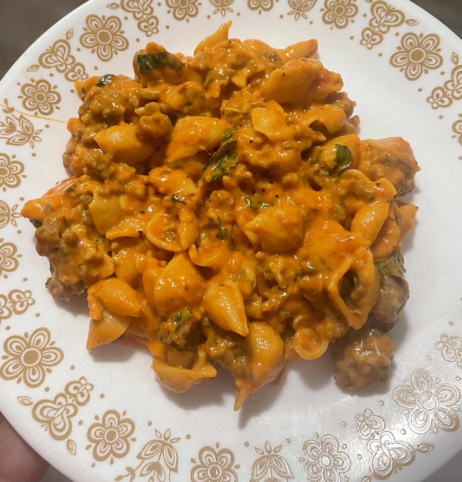 This red pepper pasta recipe is so good 😩 I add extra fresh basil https://t.co/oqgxggqnYo