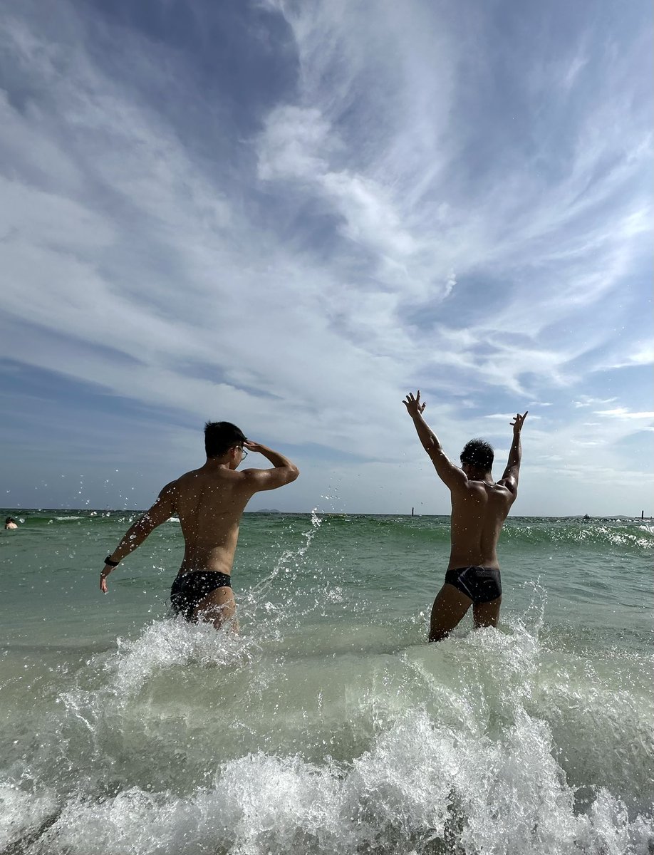 開心幸福嘅泰國旅行（7號返）
《前半》

-去咗club玩(DJ station)，d人好nice，好多人主動嚟問我哋邊度嚟，同埋做朋友

-（比J亂帶路）亂闖咗sauna，點知原來要全裸，我哋唯有好小心咁周圍探索（我哋無同人搞！）

-Pattaya嘅Jetskii好刺激！但我哋比太陽曬咗個背心印

-喺Pattaya租咗電單車自駕遊