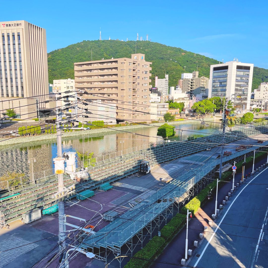 Adwaa_2304's tweet photo. 徳島では毎年8月12〜15日の間、#阿波おどり が開催されます🏮
こちらは準備中の様子を収めた一枚
暑さに負けず楽しく踊って、夏の風物詩を堪能しましょう！

アドワーでは #ICT支援員 さんを募集中！
ご応募・お問合せは下記リンクから⤵︎
https://t.co/rdtpqgZdXw
皆様のご応募をお待ちしています✨ https://t.co/nhtECMUyFL