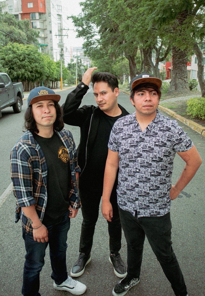 OyeDaphne's tweet photo. Amigos! Estamos de vuelta! 🐺♥️
Y no solo eso, les queremos compartir un anuncio. 🔥👀
PD: los tkm 🫶🏻

📸: @ARgueez 

#oyedaphne #poppunk #punkrock #punk #emo #emomusic #mexicanband #puebla #mexico https://t.co/5saWQJaJrg