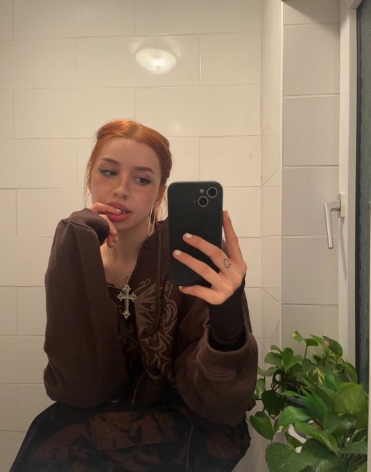 omw to kiss all my moots https://t.co/iqhcXUvFFe