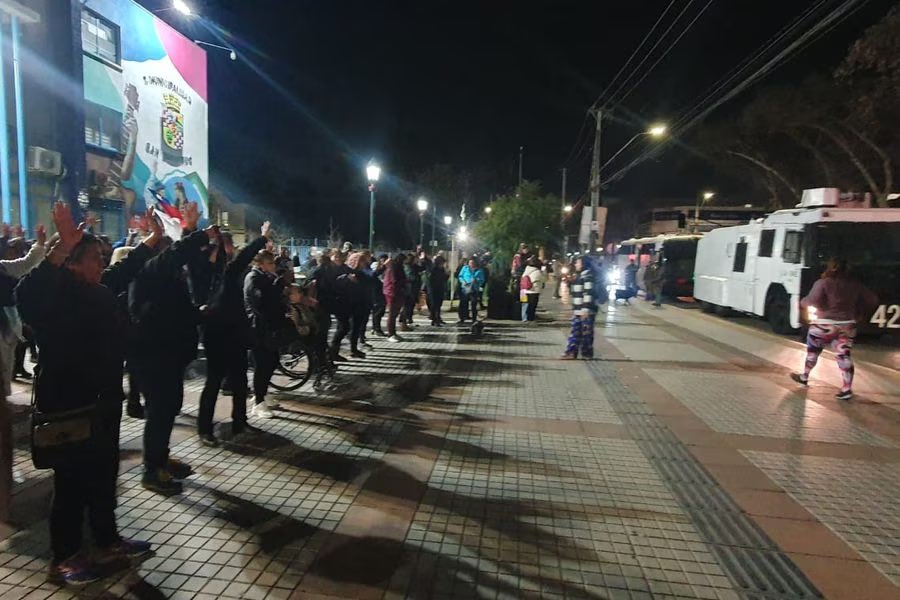 mariseka's tweet photo. Por sobre todo la entereza de los asistentes de la educación, profesores , tías de #SanBernardo que están resistiendo contra la vulneración de sus derechos #Sute

Agradecemos el actuar de @Carabdechile que con un contingente femenino actuaron deteniendo pacíficamente a 27 docentes manifestantes, y concejales a Cristina Cofré y Soto para luego y cómo corresponde, dejarlos en libertad. 

      Esperamos esta manifestación signifique un avance y que el alcalde @profesor_white que al parecer tomó día administrativo, responda, explique y por sobretodo cumpla con nuestra comunidad…. por los NNA que son los afectados!!!  bien @DPPMaipo https://t.co/kc2y6b7PVU