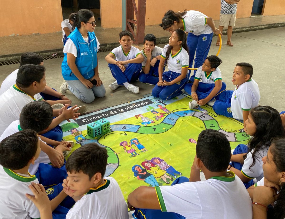 Salud_Guayas's tweet photo. #Samborondón |Profesionales de @Salud_Ec realizan asesorías en la institución educativa #ElíasYúnez dirigida a niños y adolescentes, abordando temas de #SaludSexualyReproductiva #AlimentaciónSaludable y  #ViolenciaDeGénero. https://t.co/VRPYMWcYVx