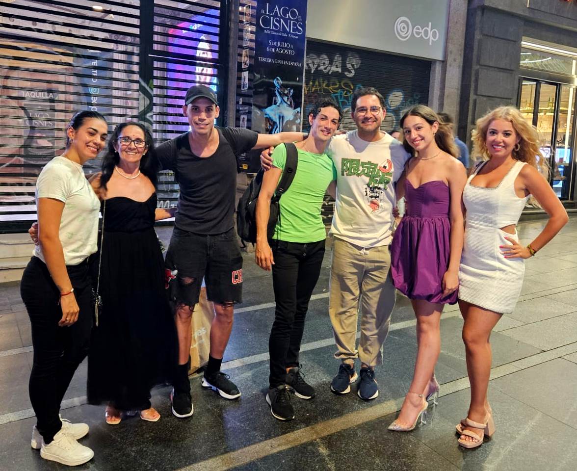 BALLET DE CAMAGÜEY: EL REENCUENTRO DE GENERACIONES
Fundadores, prestigiosos maîtres, directores de compañías, una de las 4 joyas del Ballet Nacional de Cuba, coreógrafos, amigos, historiadores y por supuesto ese público fiel que tiempos atrás aplaudió en el Principal de Camagüey.