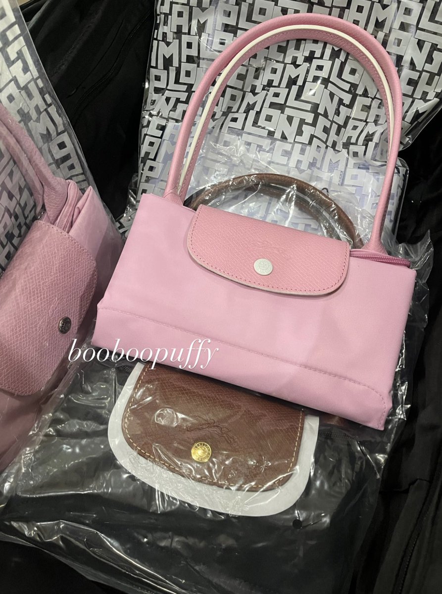 booboopuffy's tweet photo. หิ้วช้อป 🇫🇷 — พร้อมส่งแล้วค่า💞✅
กระเป๋า Longchamp LE PLIAGE GREEN Tote bag หูยาว size M บางคนเรียก s long
5,000฿ ส่งฟรี
🎀เหลือสีดำ ชมพู น้ำตาล กรม ฟ้า
ทักมาสอบถามเพิ่มเติมได้ค่า🤍
#longchampthailand #longchamplepliage #longchampth #longchamppouch #ส่งต่อlongchamp https://t.co/uaYm1LS8sw