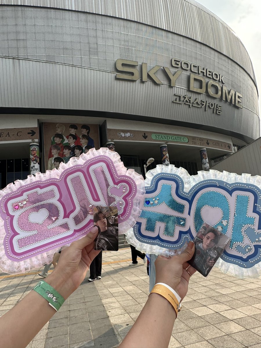 chii_125's tweet photo. 楽しかったすぎたソウルコン🥰
ケレンに引き続き姉妹で行けたの奇跡✨️
ほんっまに行ってよかった🥹💎
隣のディノペン韓国お姉さんと仲良くなって
2人で沸き散らかしてた🤣
またラッキーカードひいた笑 https://t.co/na9SGnzcJg