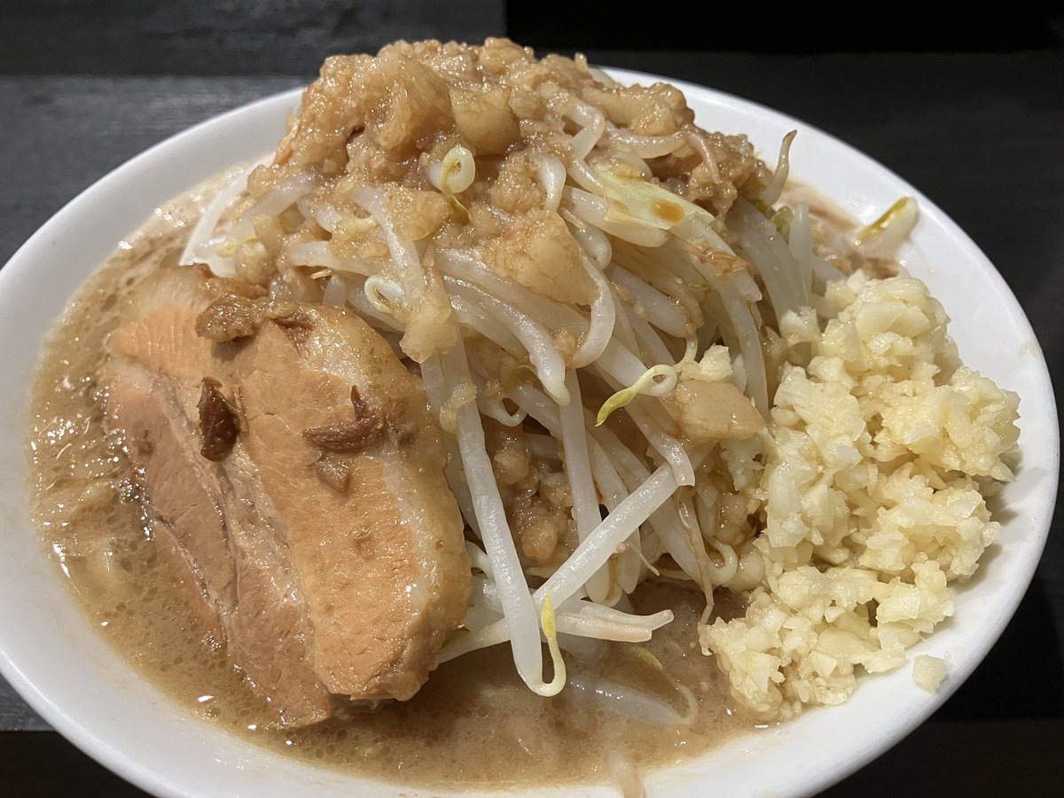 i_daddy72's tweet photo. 昨晩、飲んだ後にいただいた二郎系。

麺とかすごい好きやったんやけど、大盛りにしたのがアカンかったんか、いまだにお腹空かへんねん。

歳やなぁ…😝

#ラーメンフクロウ
#鶴橋 https://t.co/UAdyWncore