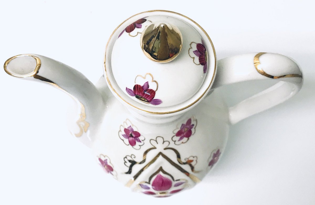 ZakkaMitte's tweet image. 【ヴィンテージ】ソビエト陶器セット（タシケント88‘ ノベルティ／ポット&amp;amp;トレー&amp;amp;茶碗4点）wonder-mall.square.site/product/-88-4-… 花柄に金の装飾の豪華な陶器は、酒宴でのおもてなしや土産用に作られたものと思われます。#Sovietdesign