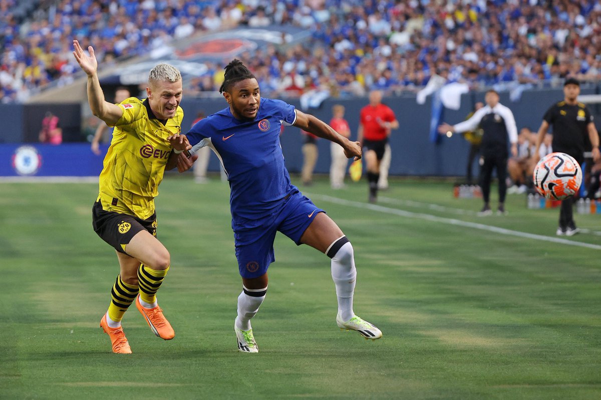 FussballBR's tweet image. 🇩🇪🏴󠁧󠁢󠁥󠁮󠁧󠁿 𝐓𝐔𝐃𝐎 𝐈𝐆𝐔𝐀𝐋 𝐄𝐌 𝐂𝐇𝐈𝐂𝐀𝐆𝐎! ⛔️🇺🇸

Em amistoso de pré-temporada, o Borussia Dortmund até saiu na frente do Chelsea com gol de Marius #Wolf (28), mas o jovem Mason #Burstow (19) igualou parou o Chelsea já nos últimos minutos.

📷 @StandardSport 

#CHEBVB
