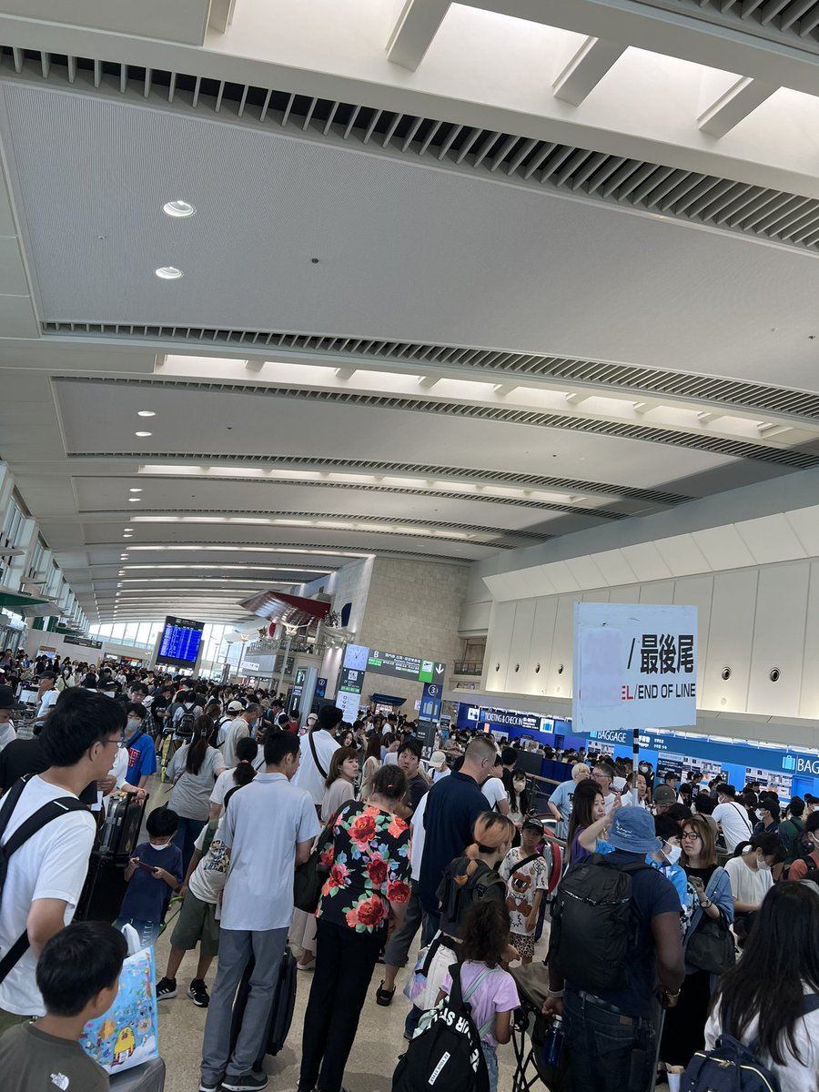 mina07023's tweet photo. 那覇空港はANAもJALもパニックです。
2万8,000人に影響があるとか。

振り替えの方はこまめにチェックしてたら席空いたりするかも！

日曜日まで満席🈵状態🤷‍♀️ https://t.co/lZ2lt7DLcp