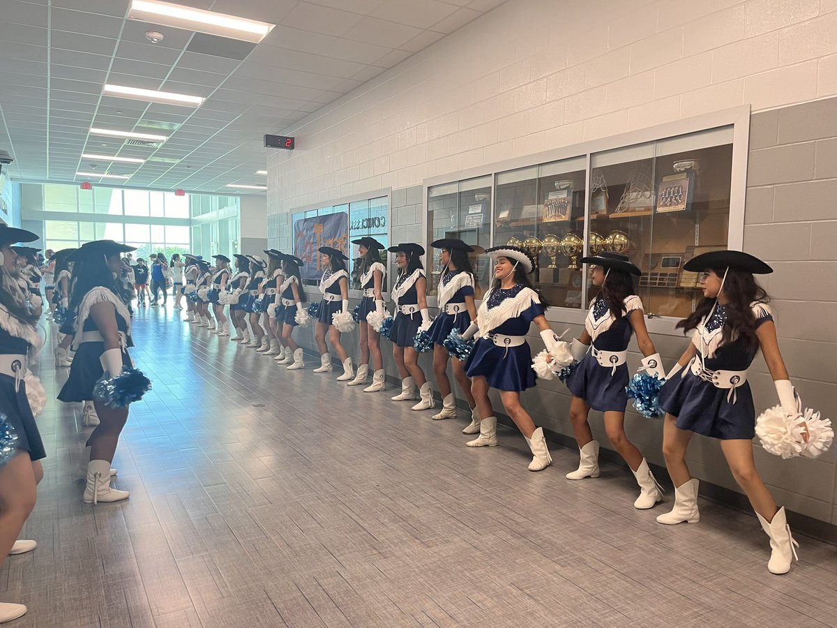hmhernandez731's tweet photo. We had an amazing turn out at our Freshman Orientation @MaryCarrollHigh. We are excited to welcome the Class of 2027! 🐅🐅🐅@Arredondo_CHS https://t.co/Cyyvnj4wAR
