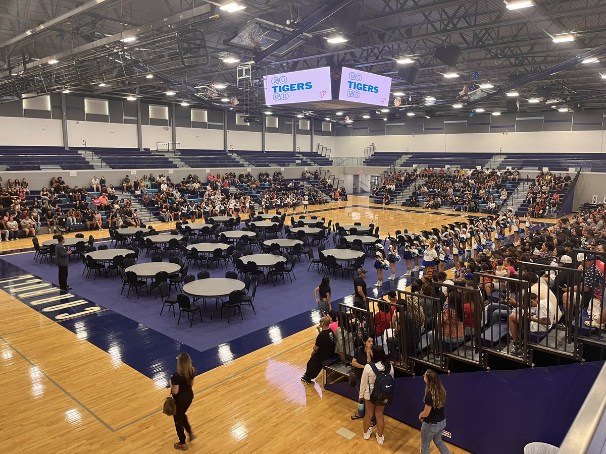 hmhernandez731's tweet photo. We had an amazing turn out at our Freshman Orientation @MaryCarrollHigh. We are excited to welcome the Class of 2027! 🐅🐅🐅@Arredondo_CHS https://t.co/Cyyvnj4wAR