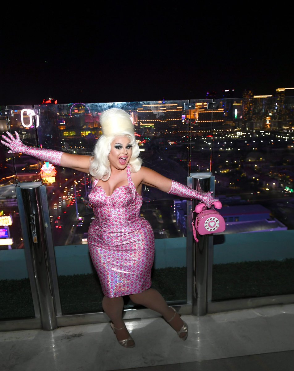 JaymesMansfield's tweet image. “Hello Doordash, do you deliver to Las Vegas rooftop parties?” 

#jaymesmansfield #lasvegas #palms #glam #rupaulsdragrace #vivalasvegas #modernvintage #pinup