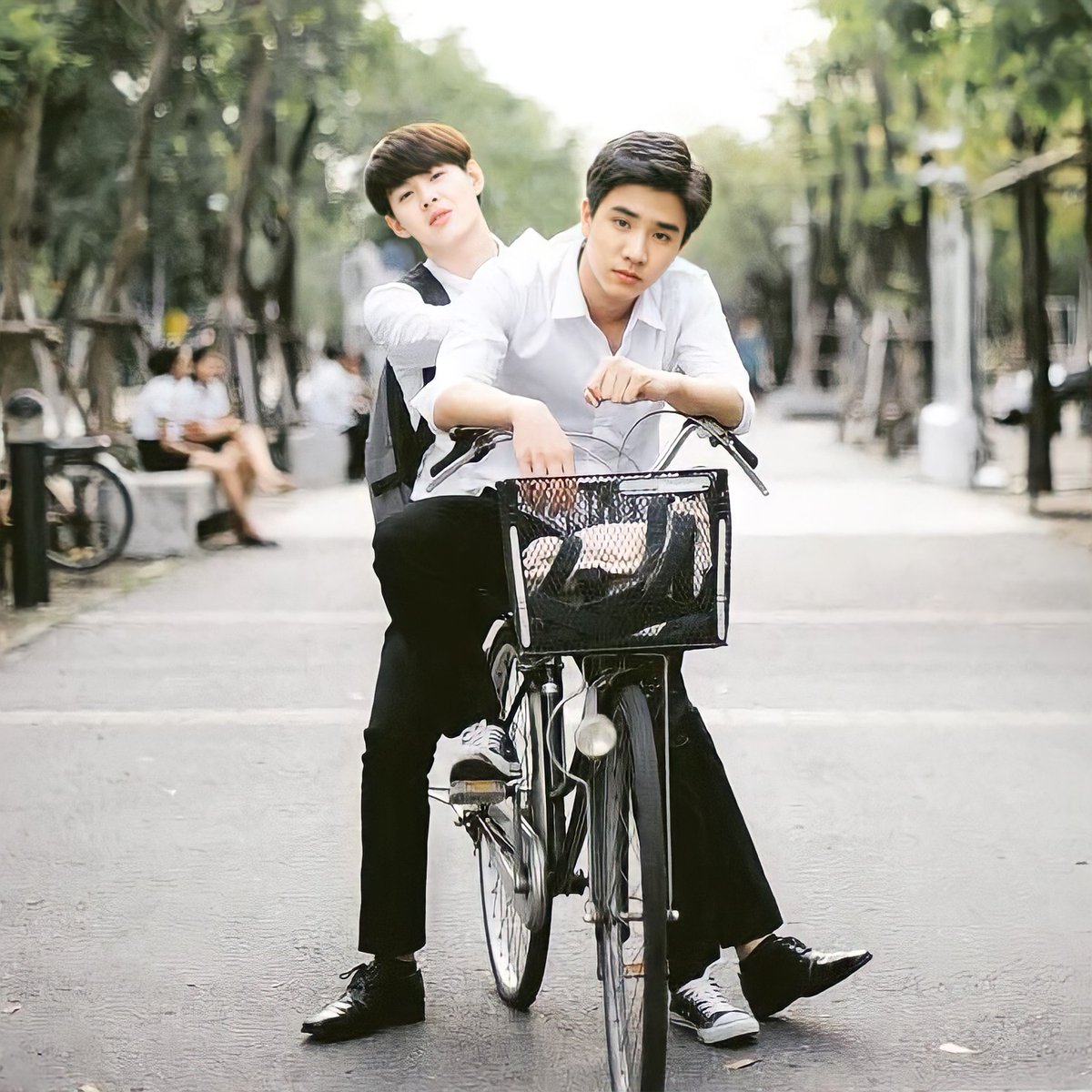 Edamamekiss's tweet photo. The love story of a bicycle boy and a car boy left indelible marks in my youth times，PerthSaint also amazed my youth times.LBC Happy fifth anniversary.🎉🖤❤️

#PerthSaintSation
#LBCseries
#LBCseriesHappy5anniversary https://t.co/YKOd3qNu3x