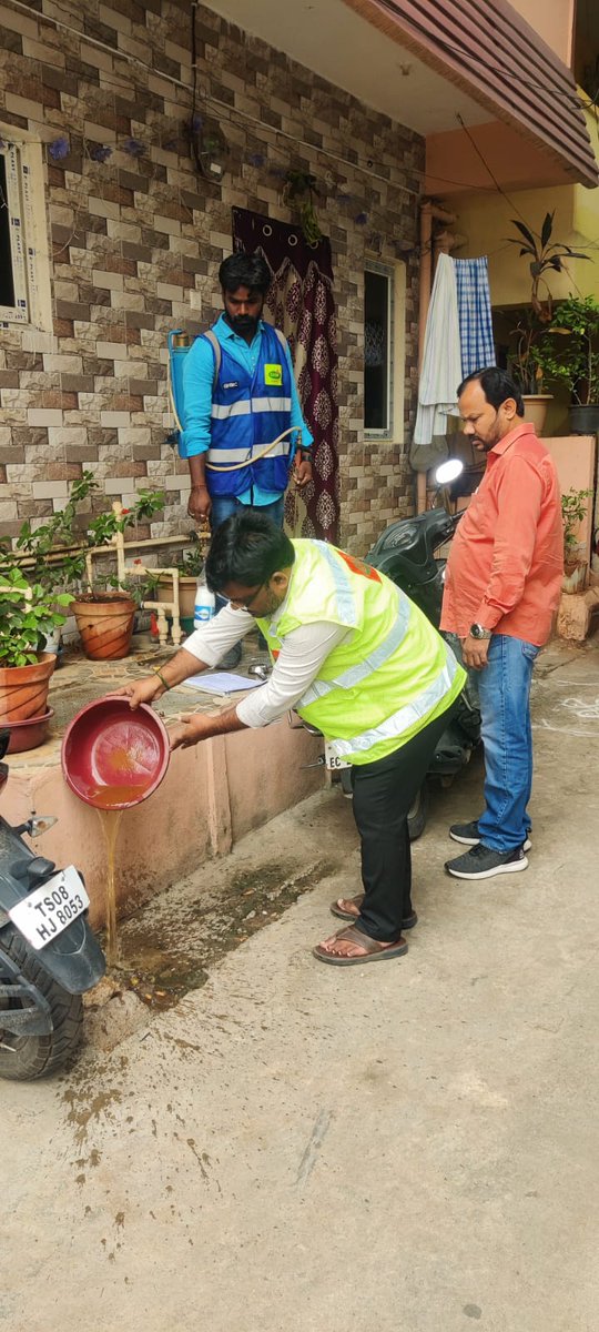 ZC_Kukatpally1's tweet photo. Anti larval operations by #GHMC entomology teams. 
Pls spare some time  remove stagnated water at your home and premises. Check and clear all mosquito breeding sites. #prevention #Notodengue

@KTRBRS
@arvindkumar_ias
@CommissionrGHMC https://t.co/II08aupQew