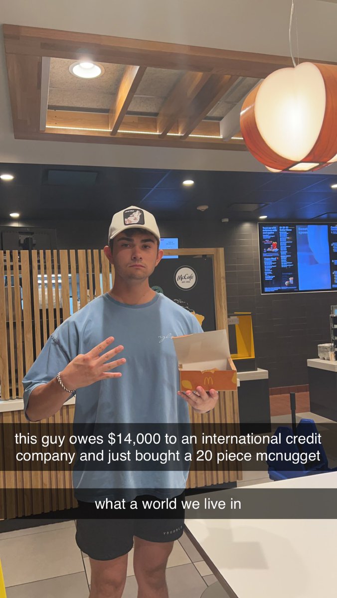 rxbba's tweet photo. In the same McDonalds 1 year later @evannjacob https://t.co/zSCvfZklAf