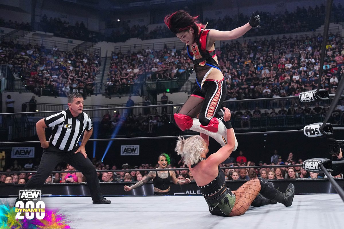 AEW's tweet image. Former partners, now enemies! #AEW Women’s Champ, #ToniStorm vs @ShidaHikaru for the title!| 08/2/23, #AEWDynamite200

▶️ youtu.be/7pI9g5LREgU