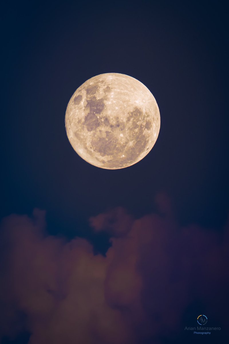 ArianManzanero's tweet photo. Súper Luna de agosto 
#SuperlunaDelEsturion #Superluna  #lunagosto #cancun #lunacancun #lunallena https://t.co/ttXYKvYOKp