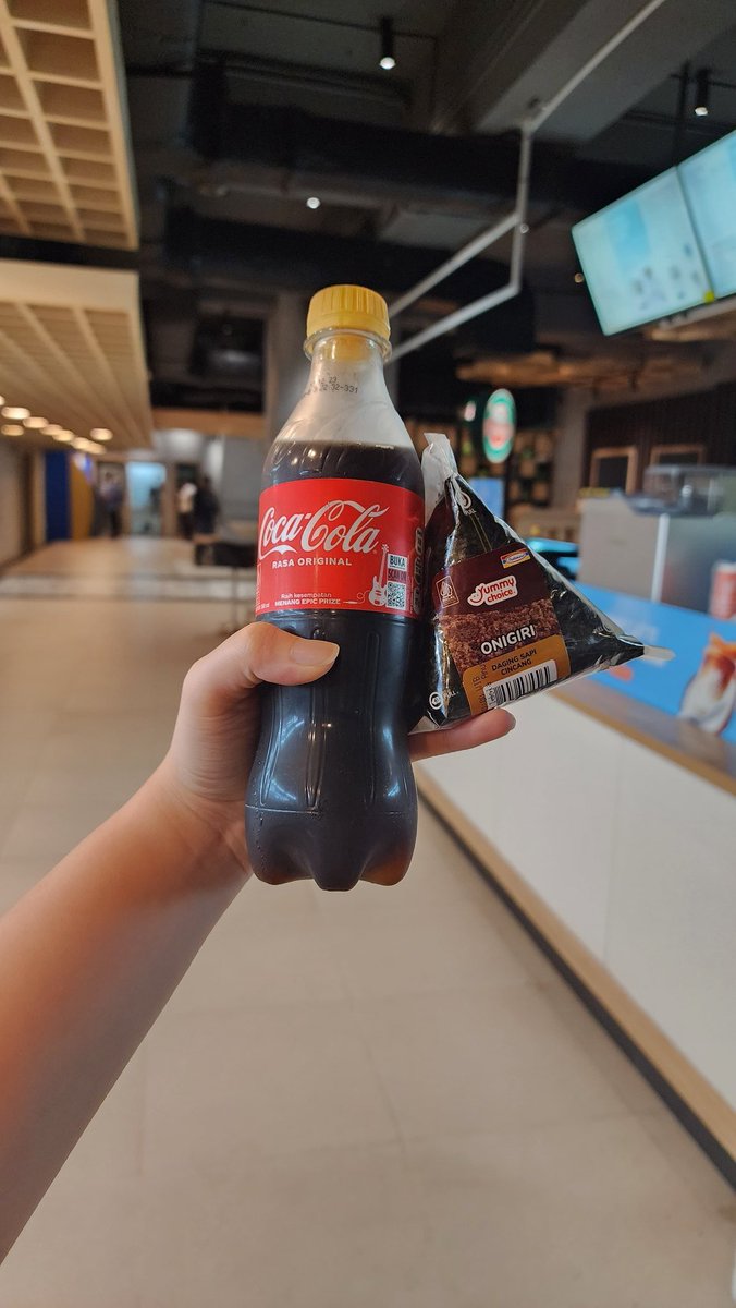 yurakinci's tweet photo. Good Morning Nong Win @winmetawin 
@CocaCola_ID

#ARecipeForMagic #สูตรสำเร็จมื้อพิเศษ
#WINxCocaCola
#winmetawin 
#GMMTV https://t.co/T1kdJmJcI1