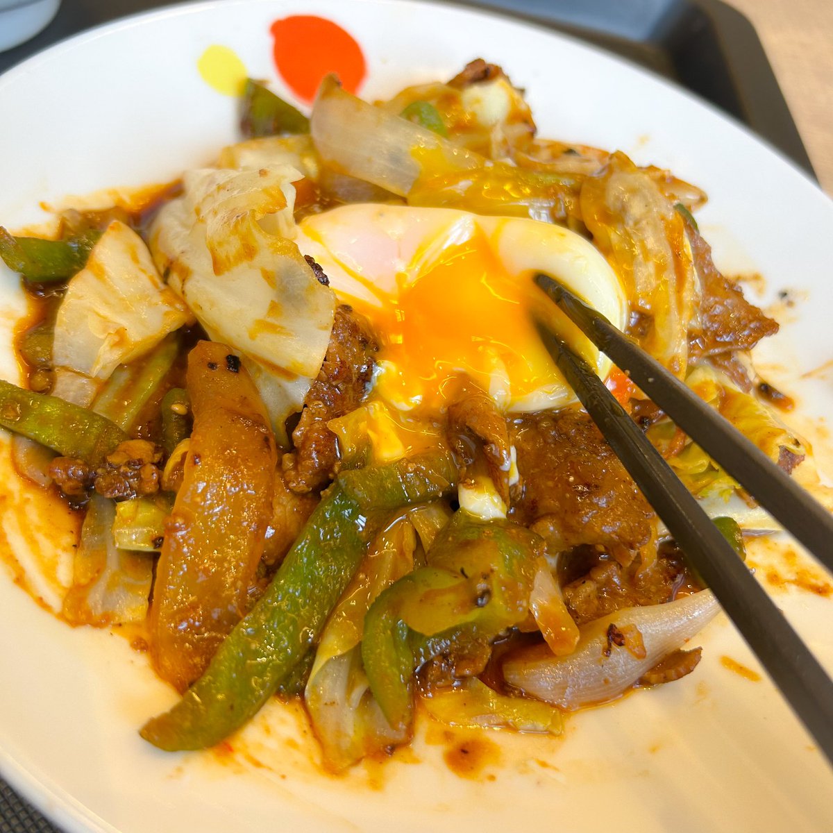 matsuya_foods's tweet photo. 今日のお昼は松屋の『回鍋肉定食』。選べる小鉢は半熟玉子を選択です。
#食べればわかるさ

※ちなみに中学生くらいまで、回鍋肉をホイコーローと読めませんでした。 https://t.co/v6CK2QsdZl