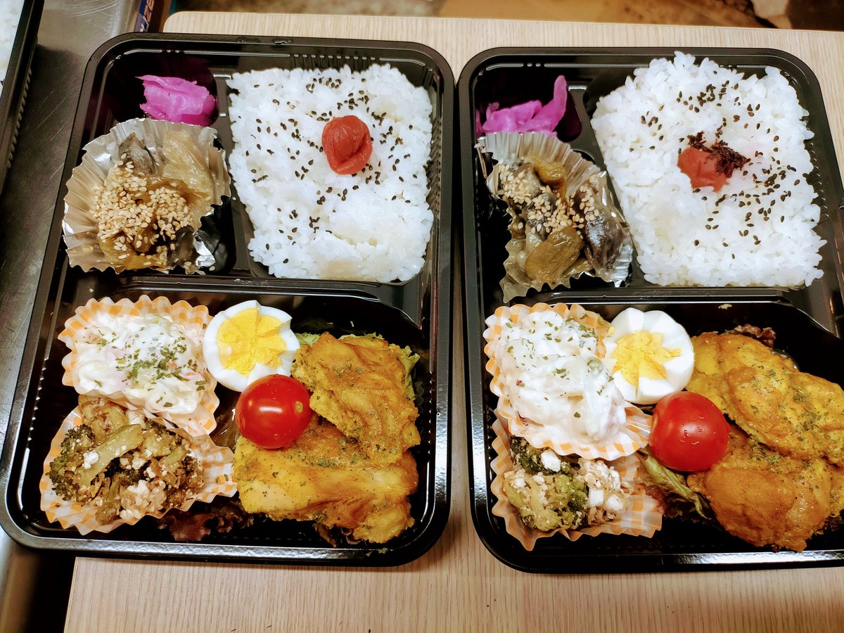 You_kitchen_'s tweet photo. 今日も元気に営業中〜❗🤗
この暑さを乗り切るのはカレーパワーを借りたいですね～❗
タンドリーチキン弁当を作りました😋
お子様向け弁当にもパワー注入です～❗😁
どうぞご利用くださいませ～😉
#ＹＯＵキッチン
#タンドリーチキン弁当
#ミニお弁当 https://t.co/5Ko7GtPlHz