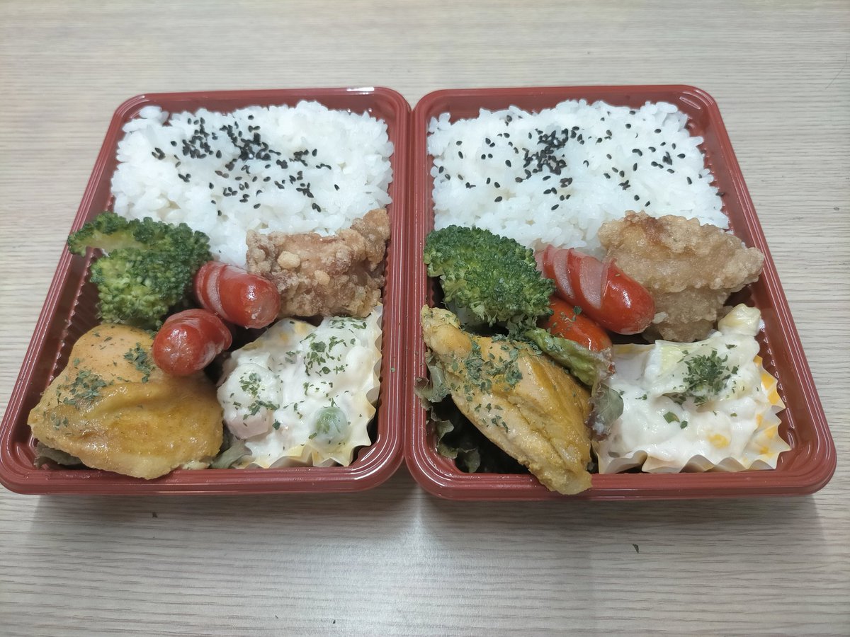 You_kitchen_'s tweet photo. 今日も元気に営業中〜❗🤗
この暑さを乗り切るのはカレーパワーを借りたいですね～❗
タンドリーチキン弁当を作りました😋
お子様向け弁当にもパワー注入です～❗😁
どうぞご利用くださいませ～😉
#ＹＯＵキッチン
#タンドリーチキン弁当
#ミニお弁当 https://t.co/5Ko7GtPlHz