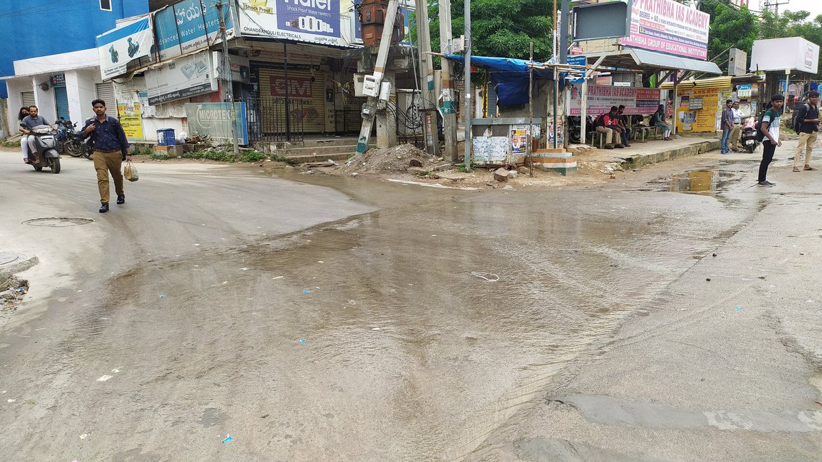 SravanKumarGSK1's tweet image. This is the Situation near Miyapur Bus Stop please Rectifie the Drainage problem @GHMCOnline @CommissionrGHMC @Dc21Ghmc it is very problem to Students and employees while going offices , schools, colleges.
@JSP_SLPOfficial 
#GHMC
#DrainageProblem
#Serilingampally