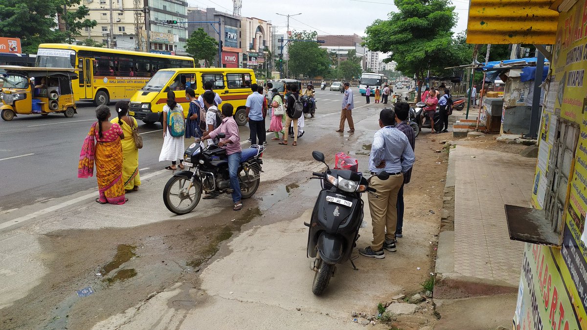 SravanKumarGSK1's tweet image. This is the Situation near Miyapur Bus Stop please Rectifie the Drainage problem @GHMCOnline @CommissionrGHMC @Dc21Ghmc it is very problem to Students and employees while going offices , schools, colleges.
@JSP_SLPOfficial 
#GHMC
#DrainageProblem
#Serilingampally