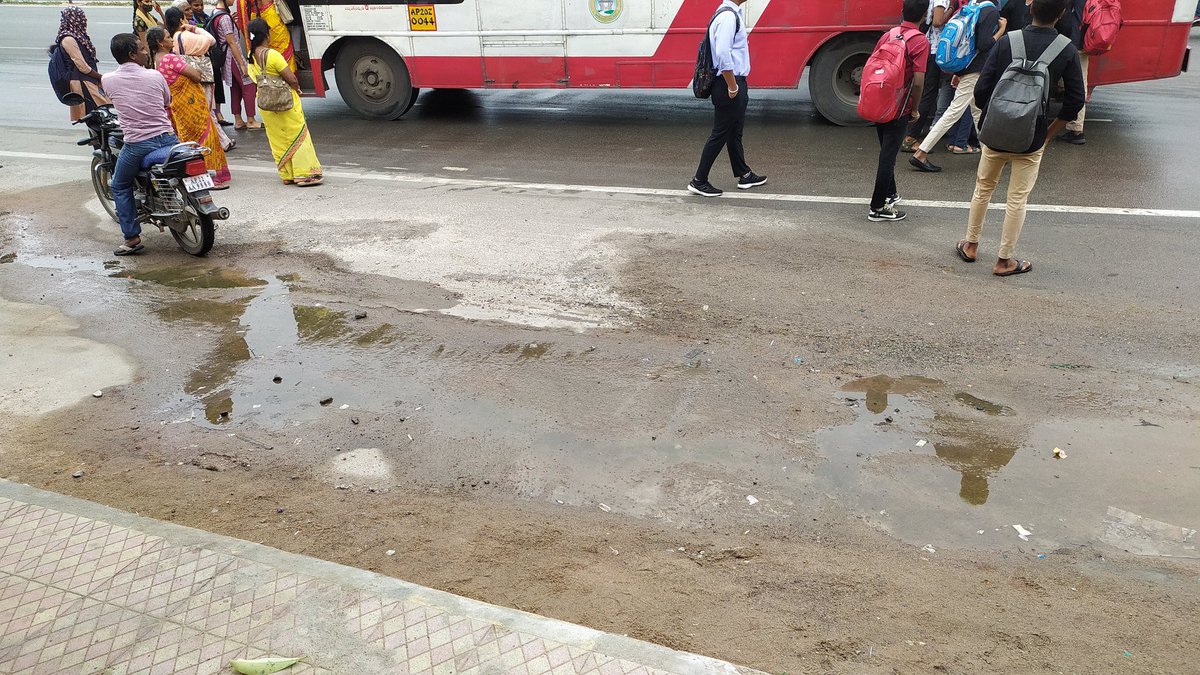 SravanKumarGSK1's tweet image. This is the Situation near Miyapur Bus Stop please Rectifie the Drainage problem @GHMCOnline @CommissionrGHMC @Dc21Ghmc it is very problem to Students and employees while going offices , schools, colleges.
@JSP_SLPOfficial 
#GHMC
#DrainageProblem
#Serilingampally