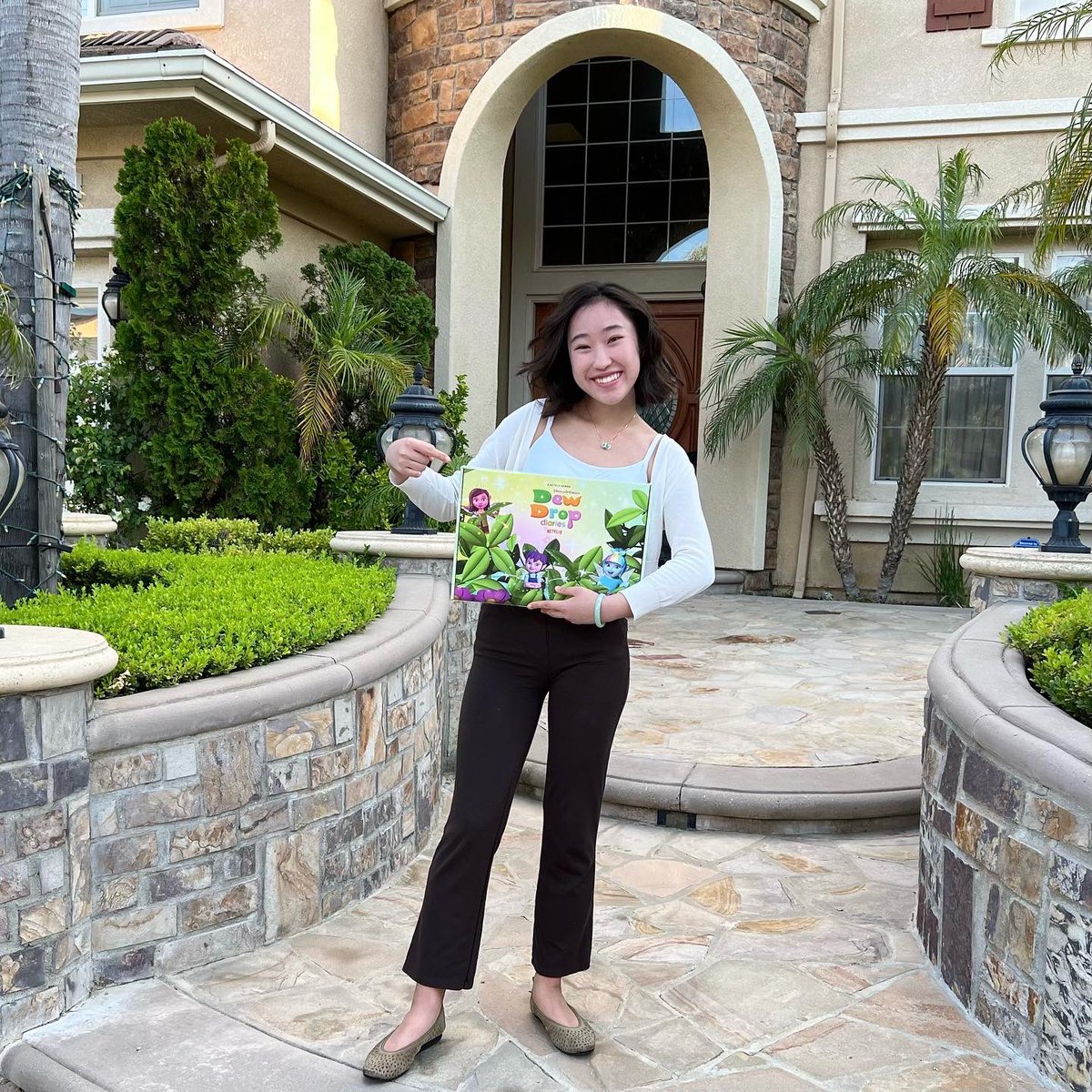 ViviAnnYee's tweet photo. I'm sooooo fairy grateful for this amazing #DewDropDiaries gift from @dreamworksjr !!! 💙🧚🏻‍♂️✨ https://t.co/B9G25tuick