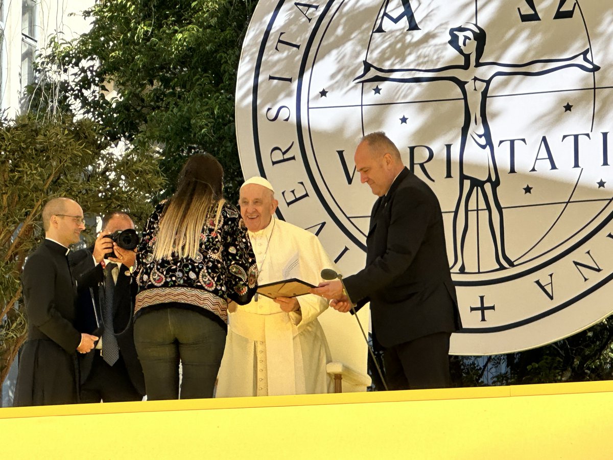 antoniospadaro's tweet photo. Siamo chiamati a qualcosa di più, a un decollo senza il quale non c’è volo. Non allarmiamoci allora se ci troviamo assetati dentro, #inquieti, incompiuti, desiderosi di senso e di futuro, com saudades do futuro! #PapaFrancesco https://t.co/YdABCrdZcf