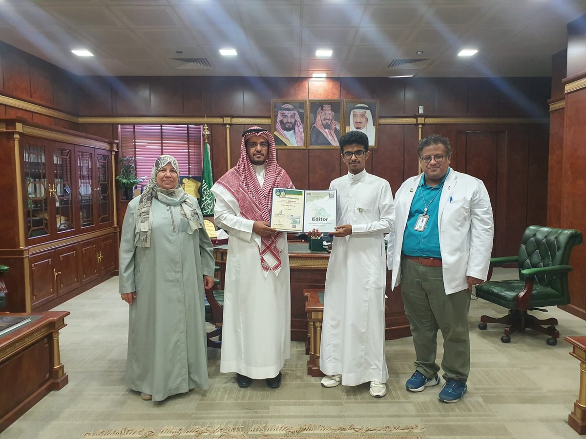 RazaSmjs's tweet image. قام الدكتور مرعي العمري، عميد كلية الطب في جامعة تبوك، بتهنئة يزيد الغامدي طالب بعثة نيوم من جامعة الامير فهد بن سلطان على تصميمه لبطاقات الهوية لمحرري Saudi Medical Journal For Students &amp;amp; MedEdu Tabuk. و الدكتور تنڤير رازا رئيس التحرير و أ.د شيرين فوزي
#جامعة_فهد_بن_سلطان
#SMJS