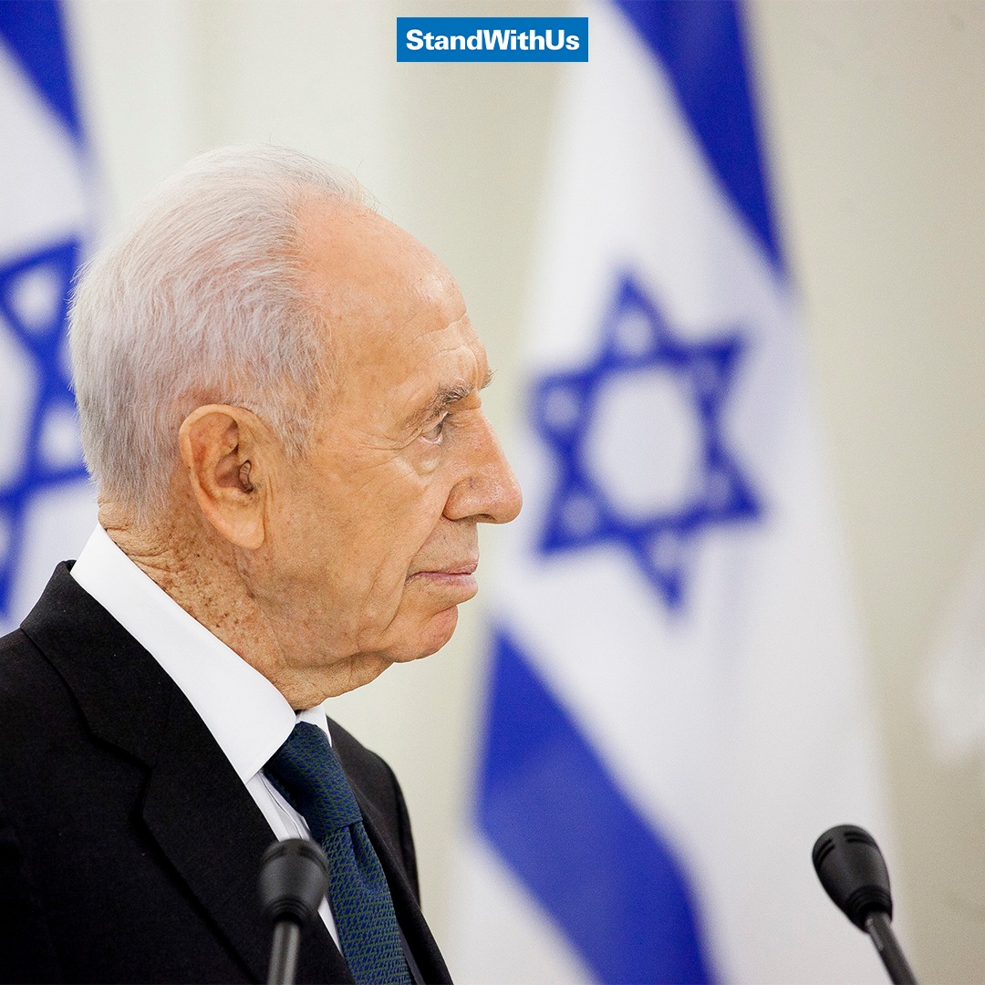 The @PeresCenter for Peace and Innovation honored what would've been #Israel’s 8th Prime Minister and 9th President Shimon Peres's 100th birthday in Vishnyeva, his Belarusian hometown, by unveiling a specially designed monument in the courtyard of his birthplace. 
We remember…