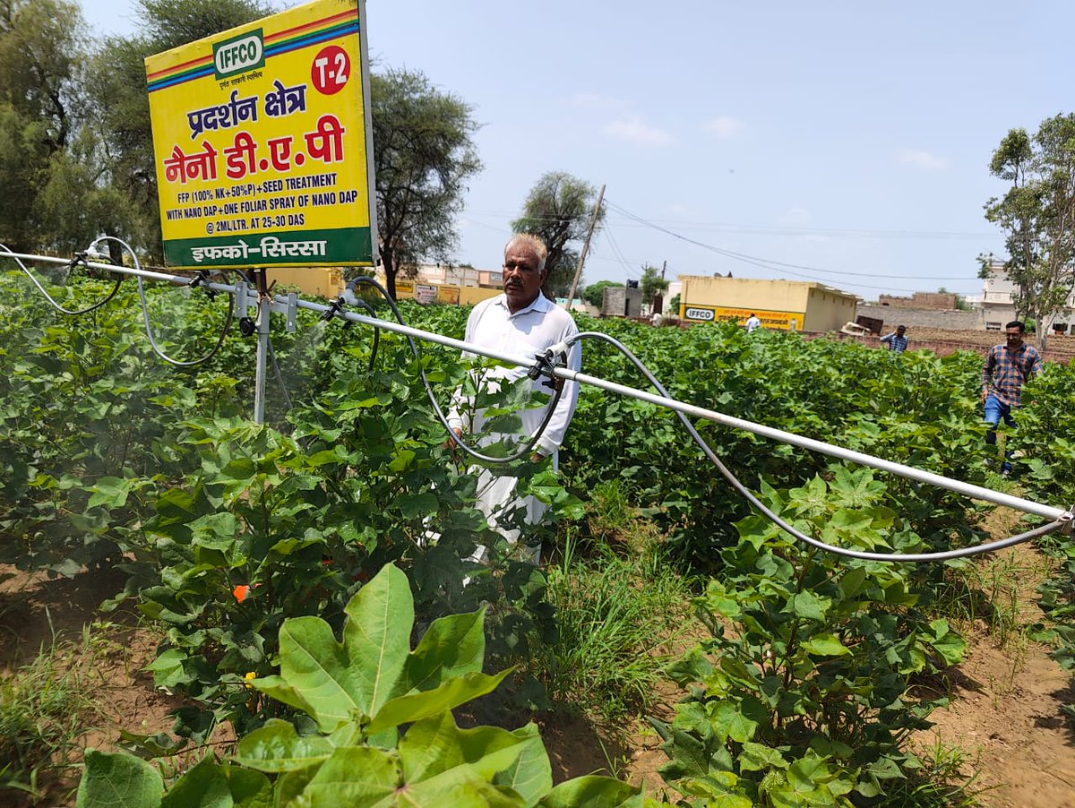 IFFCO_HR's tweet photo. ग्राम गुदियाखेडा,जिला सिरसा में कपास (प्रकार-RCH926 Rasi Seeds) के खेत पर लगाए गए प्रदर्शन क्षेत्र पर नियो स्प्रयेर के माध्यम से ��ैनो डीएपी+नैनो यूरिया+सागरिका के स्प्रे का 𝗼𝗻 𝘀𝗽𝗼𝘁 𝗱𝗲𝗺𝗼𝗻𝘀𝘁𝗿𝗮𝘁𝗶𝗼𝗻 @signature_sahil द्वारा करवाया गया @iffcoyogendra @SagwalShamsher https://t.co/c4HxnpfZyM