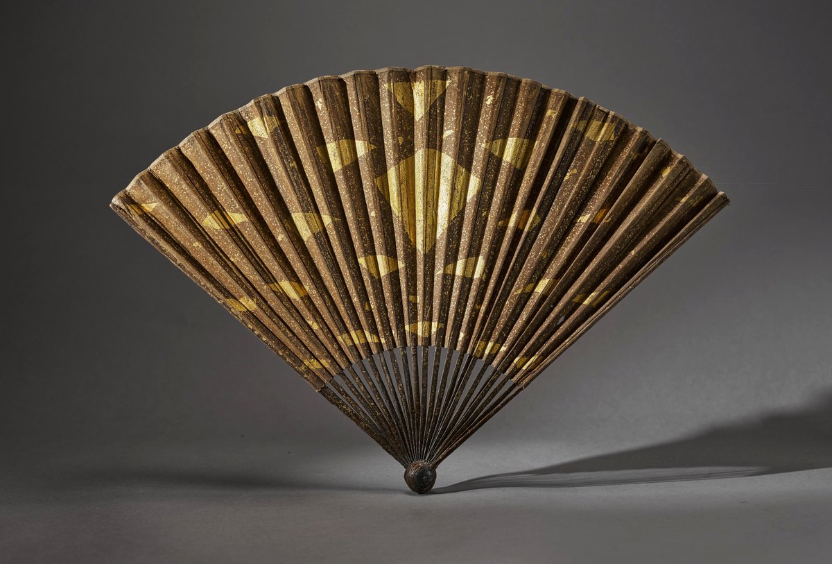 ShanghaiMuseum's tweet photo. A peek into #AncientLife👀:

🪭Folding fans, commonly used in Ming (1368–1644), were introduced to China in Song dynasty (960–1279). This elegant Ming fan uses cotton paper with gold foil as its leaf, and the bamboo skeleton painted with lacquer and golden decoration. https://t.co/KH39IIKK2u