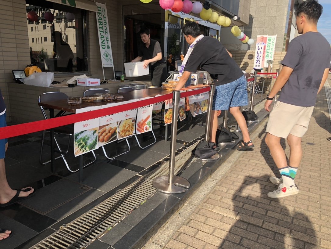 AkitaHotel's tweet photo. 竿燈今日から開始です☆

ホテルの目の前も賑やかになってきました！！

併設してる虎穴、目の前で屋台も出しております！

お気軽にお立ち寄りください😊 https://t.co/V7OSWNZXaG