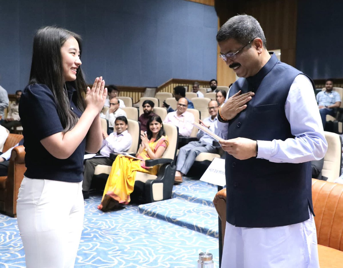 dpradhanbjp's tweet photo. In line with Hon. PM @narendramodi’s vision of re-establishing India as a global hub of education, jointly launched the ‘Study In India Portal’ with EAM @DrSJaishankar ji. 

The SII Portal, a one-stop platform, will simplify a student’s academic journey in India. Guided by the NEP, the SII Portal reflects our commitment to make India a preferred education destination as well as to blur academic boundaries for shaping a prosperous future.