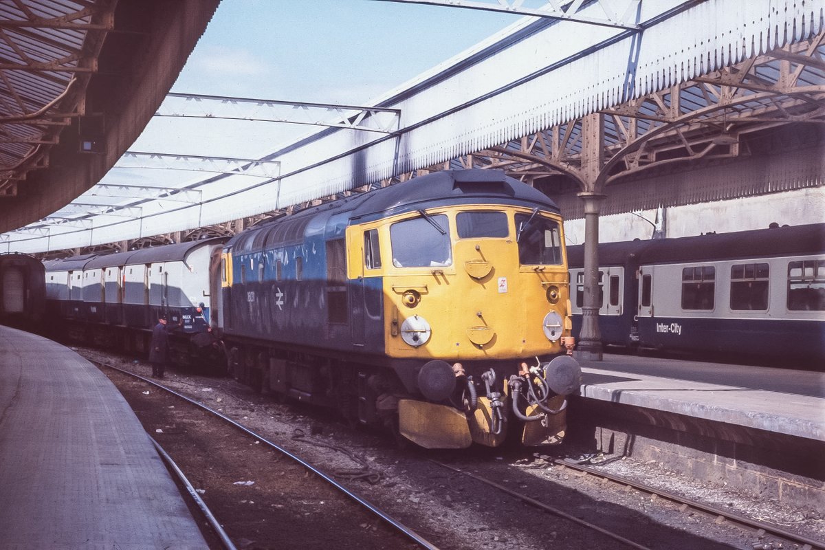 nickbro76777852's tweet photo. Today's #ThrowbackThursday offering - 26031 coupling up to the stock of the West Coast Postal, 1C89 1547 to Carstairs at Aberdeen on Monday 29th June 1981. And no orange PPE in sight!
#Class26 #RailBlue https://t.co/TLBLNMjUcr