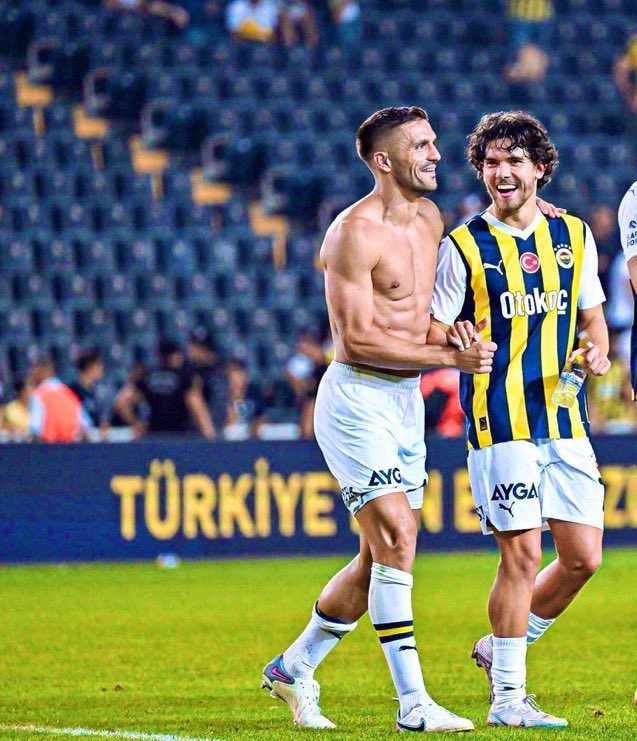 kadimfenerli's tweet photo. fotografın karizmaya bak cüzdanda taşımak farz oldu https://t.co/ulZLkhlLzn