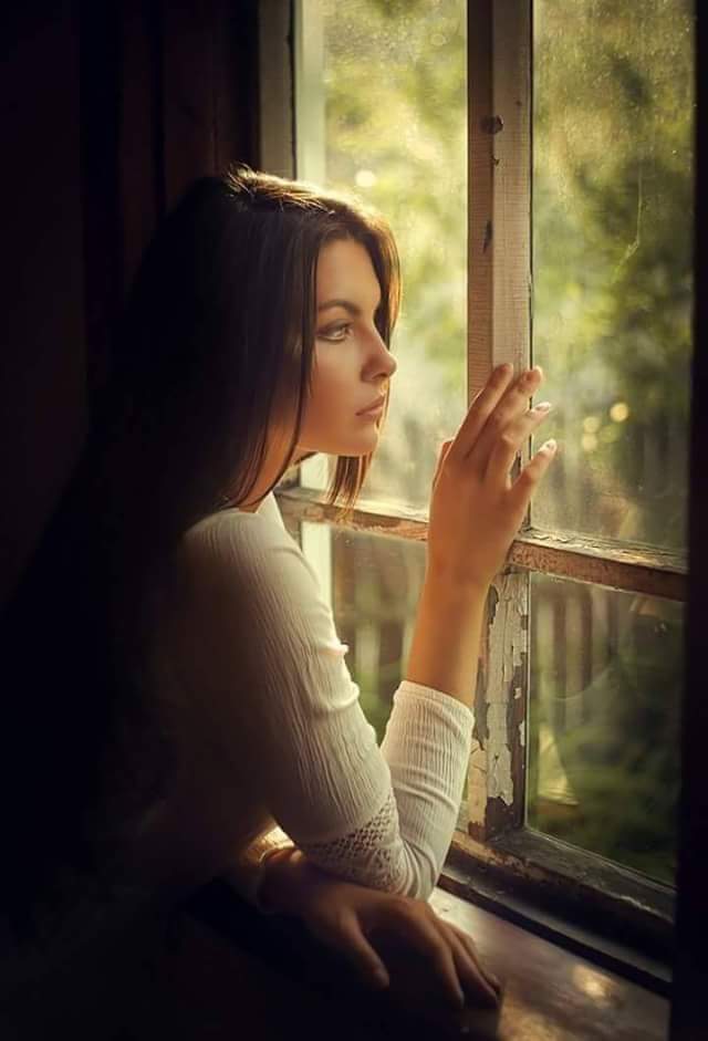 لا  تعتقد أنني ڪڪل اللواتي عبرن قارّتك ..
 أنا أسطول عتيق .. و لست سفينتك ..
   أنا من ستُحدث إنقلاباً بدولتك ..
     و ستصبح أميرةً رغمًا عنك و عن قبيلتك ..
       أنا امرأة تموت و تحيا بنظرتك ..
         أنا من ستڪتب قصّتك ..
       و سأروي ما جرى بيني و بين ابتسامتك ..