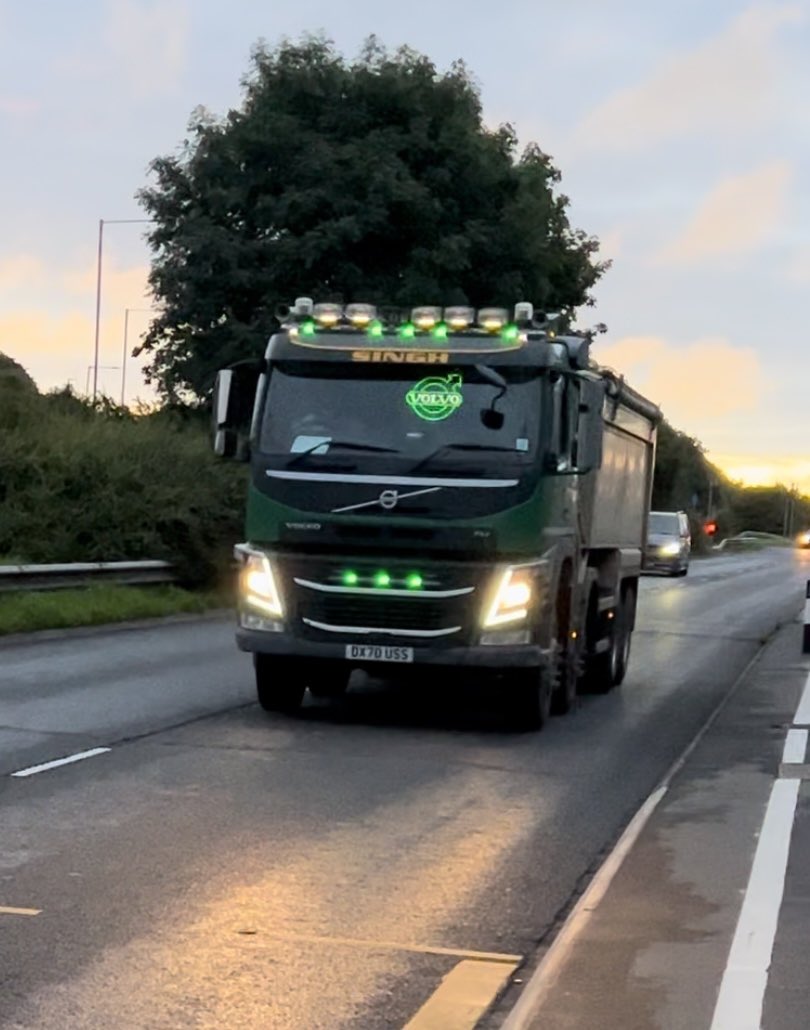 TruckPromo's tweet photo. Rocking 951,000 views on https://t.co/yz7GdaH6IZ 05.30 #trucking Manor Way #A456 from #M5 #Jnc3 #volvo #fm #420 #mqp #tipper #tarmac #truck #truckdriver #sunrise #haulage #volvopower #eightwheeler https://t.co/Y29h0qNuoh