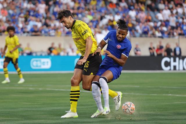 Le nouvel attaquant de Chelsea, Christopher Nkunku, s'est blessé mercredi contre le Borussia Dortmund au stade Soldier Field de Chicago, qui avait accueilli un concert d'Ed Sheeran ce week-end. ow.ly/ms3F50PrwVc