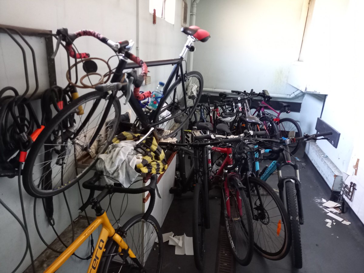 It's #cycletoworkday today. I've said it before and I'll say it again. We need more secure cycle parking if we're going to encourage more people to cycle. Picture taken this morning @LeedsHospitals #my1DAW @1dayaweek1 @BikeNhs