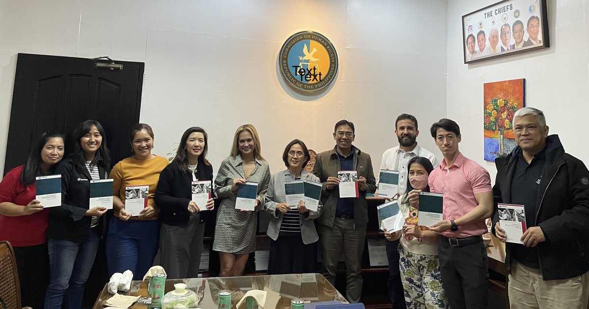 📢 #MandelaDay awareness continues. <a href="/UNODC_SEAP/">UNODC Southeast Asia-Pacific</a> hands over to <a href="/chrgovph/">CHR Philippines</a> 🇵🇭 1,500+ publications: #NelsonMandelaRules in English &amp; Tagalog, anti-corruption handbook &amp; inspections checklist. Part of support to prisons preventive monitoring #NPM #UNJPHR 
#PrisonersMatter