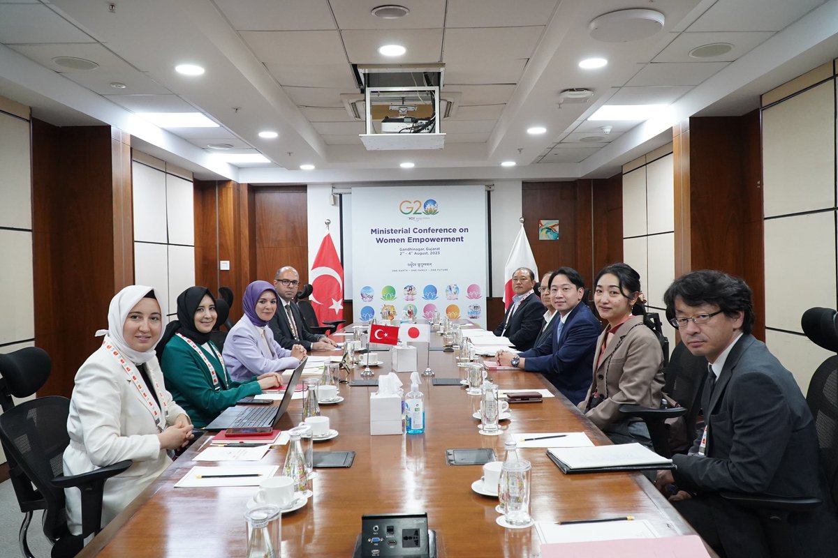 tcailesosyal's tweet photo. Bakanımız Sn. Mahinur Özdemir Göktaş, Japonya Çocuk Politikaları ve Kadınların Güçlendirilmesinden Sorumlu Bakanı Sn. Ogura Masanobu ile bir araya geldi.

Hindistan'ın ev sahipliğinde düzenlenen G20 Kadınların Güçlendirilmesine Dair Bakanlar Konferansı kapsamında gerçekleşen görüşmede ikili ilişkiler ve zirveye dair konular ele alındı.

@g20org